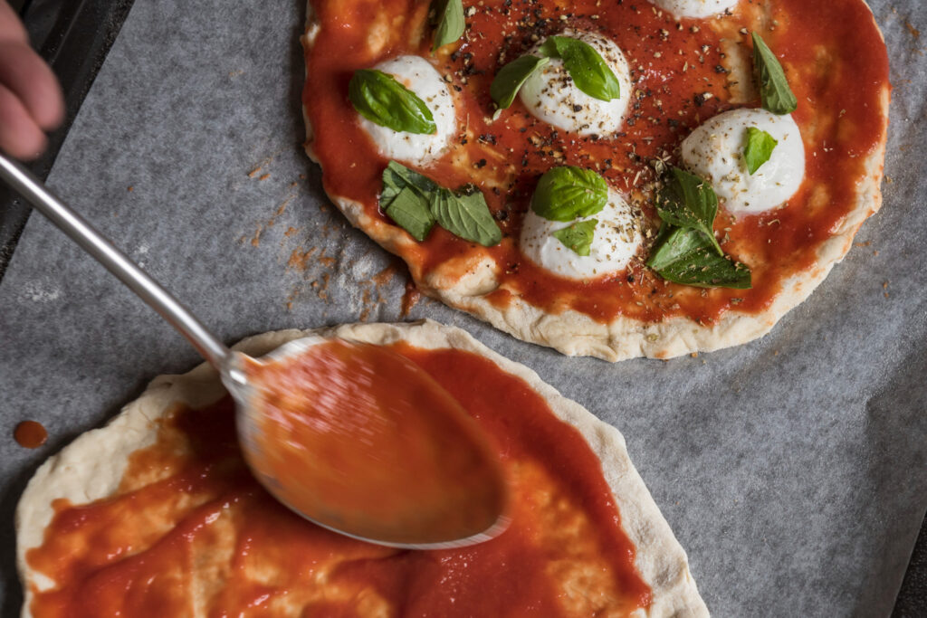 Quanto pomodoro mettere sulla pizza? Dosi e consigli per la Margherita