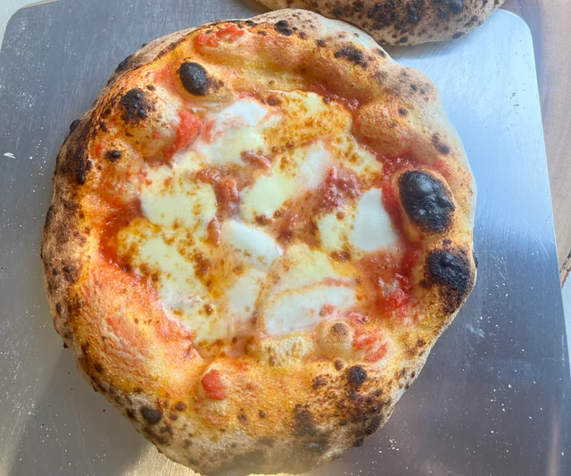 Perché la mozzarella fa acqua sulla pizza? Cause e soluzioni